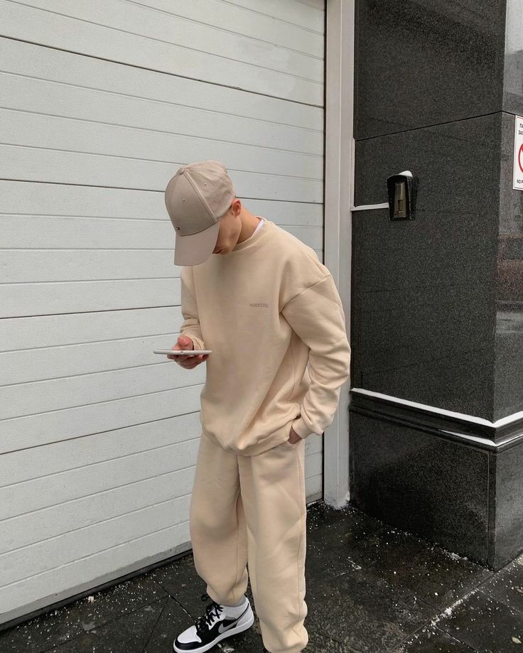 Desert Drift Relaxed Tracksuit – Soft Beige Minimalwear for Men