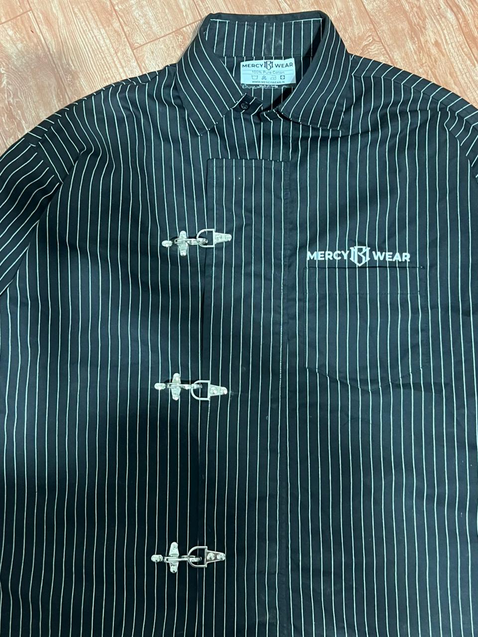 Black pinstripe metal clasp shirt for men cropped oversized pure cotton streetwear shirt